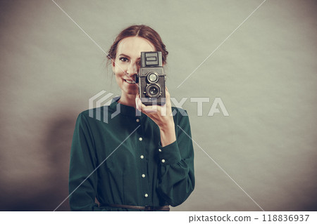 Woman retro style with old camera Woman retro style with old camera 118836937