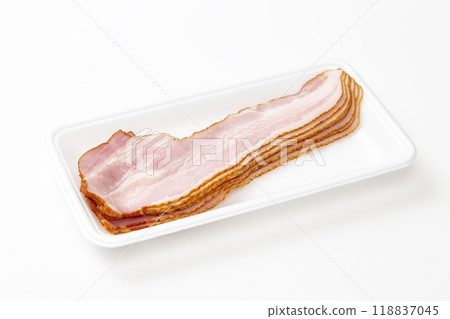 白色背景上的培根片 白色背景上的培根片 118837045