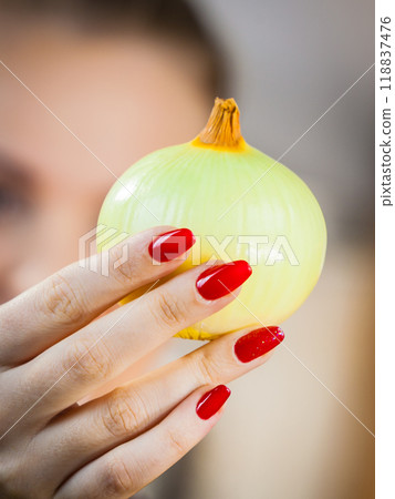 Woman holding white onion Woman holding white onion 118837476