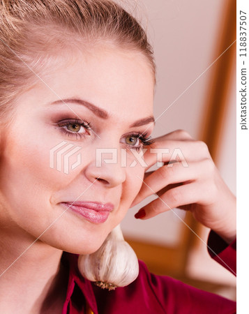 Woman holding two garlic 118837507