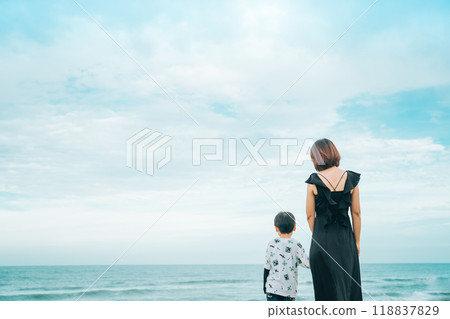 Mother and boy looking at the sea 118837829