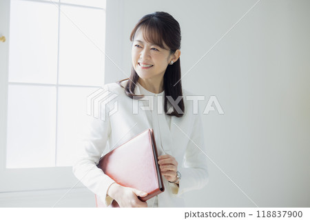 穿白西裝的女人 穿白西裝的女人 118837900