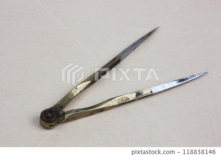 Vintage pen and inkwell on paper background 118838146