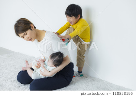 媽媽和孩子們一起玩耍 118838196