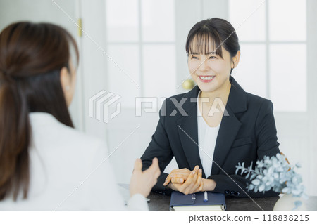 在辦公室工作的婦女 118838215