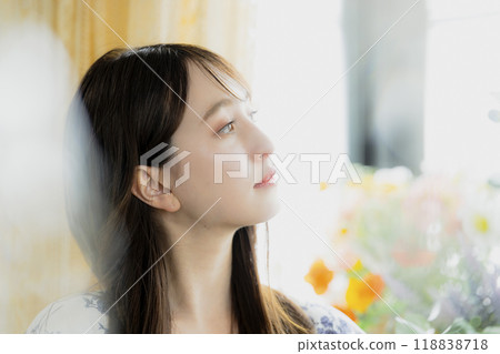 窗邊的女人 118838718