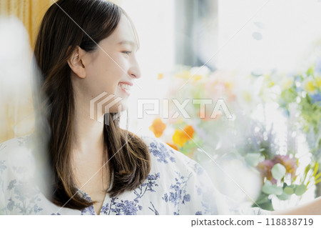 窗邊的女人 118838719