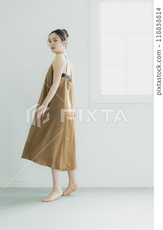 穿著裙子的年輕女子 穿著裙子的年輕女子 118838814