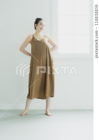 穿著裙子的年輕女子 118838816