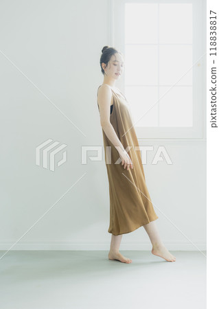 穿著裙子的年輕女子 穿著裙子的年輕女子 118838817