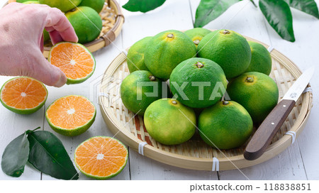 Taste of autumn Early mandarin oranges Unshu mandarin oranges (Early mandarin oranges on a white background) 118838851