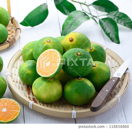 Taste of autumn Early mandarin oranges Unshu mandarin oranges (Early mandarin oranges on a white background) Taste of autumn Early mandarin oranges Unshu mandarin oranges (Early mandarin oranges on a white background) 118838860