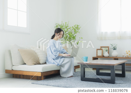 一位女士在客廳使用電腦 118839076