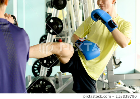 男子用手套踢球和訓練員 118839790