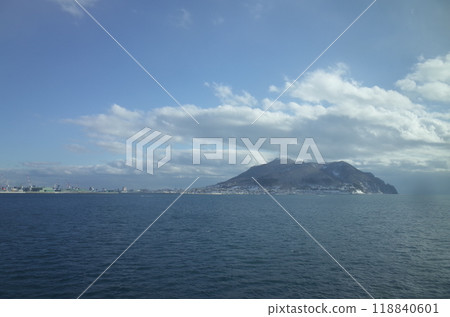 從海上眺望函館山的風景_北海道 118840601