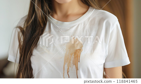 穿著帶有棕色污漬的白色 T 恤的女人的胸部 118841465