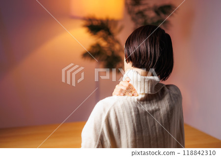 Women shoulder stiffness 118842310