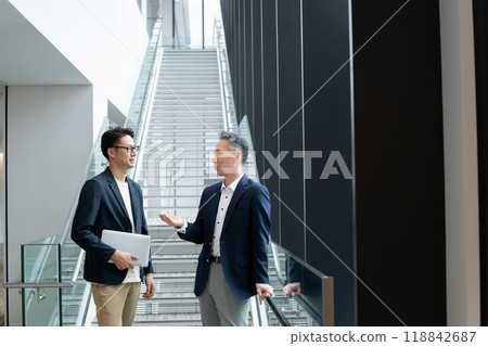 商人站在走廊上聊天 118842687