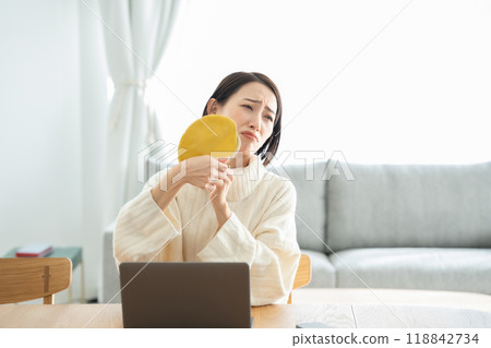 Woman with an empty wallet 118842734