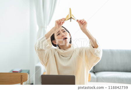 Woman with an empty wallet Woman with an empty wallet 118842739