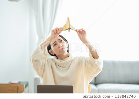 Woman with an empty wallet 118842740