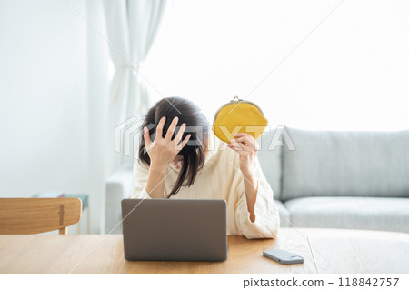 A woman worried about holding a wallet 118842757