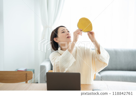 Woman with an empty wallet 118842761