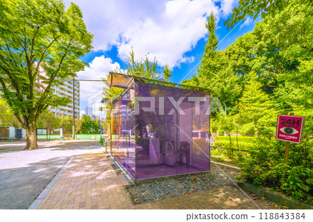 日本東京城市景觀：東京澀谷區代代木深町小公園安裝透明廁所 118843384
