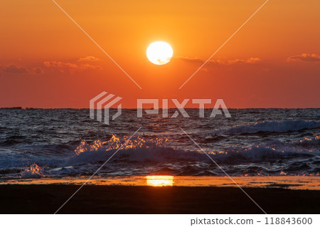 在海上日落 118843600