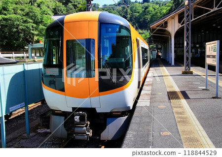 The gateway to Yoshino and Omine, a World Heritage Site in the "Sacred Sites and Pilgrimage Routes in the Kii Mountain Range"... A limited express train stops at Yoshino Station The gateway to Yoshino and Omine, a World Heritage Site in the "Sacred Sites and Pilgrimage Routes in the Kii Mountain Range"... A limited express train stops at Yoshino Station 118844529