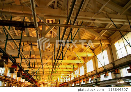 美麗的桁架結構…國寶絲廠的橫梁,不僅對日本的現代化,而且對絲綢工業的技術創新做出了巨大的貢獻。 美麗的桁架結構…國寶絲廠的橫梁,不僅對日本的現代化,而且對絲綢工業的技術創新做出了巨大的貢獻。 118844807