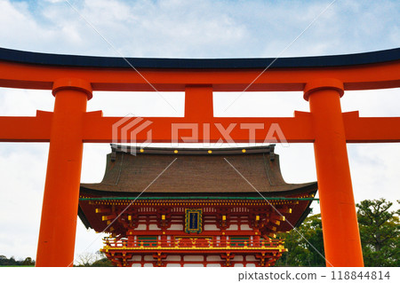 Beautiful torii gates and tower gates at Fushimi Inari Taisha Shrine in Kyoto (Fushimi Ward, Kyoto City, Kyoto Prefecture) 118844814