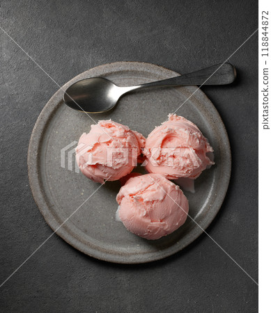 vanilla ice cream 118844872