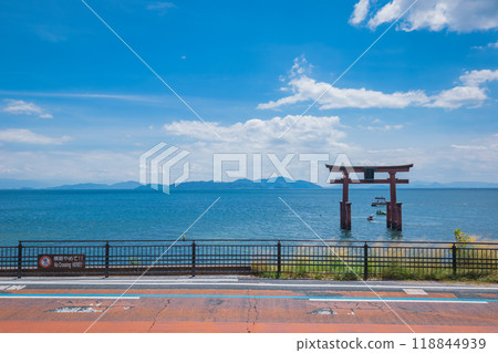 盛夏白須神社和琵琶湖的美麗天空和風景 盛夏白須神社和琵琶湖的美麗天空和風景 118844939