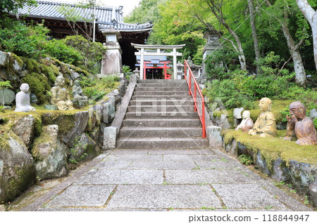 Scenery of the approach to Sanmyo-in Temple in Kyoto City Scenery of the approach to Sanmyo-in Temple in Kyoto City 118844947