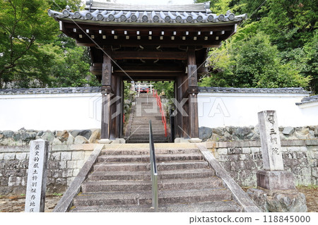 A view of the entrance gate to Sanmyo-in Temple in Kyoto City A view of the entrance gate to Sanmyo-in Temple in Kyoto City 118845000