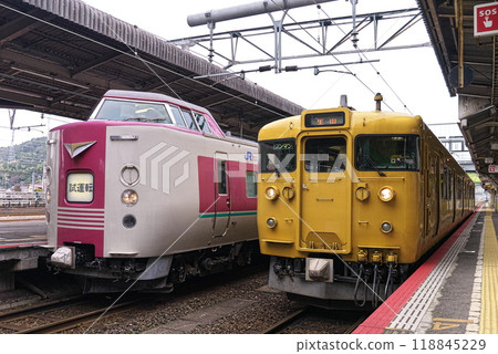 試運行中的381系、115系在米子站排隊 118845229