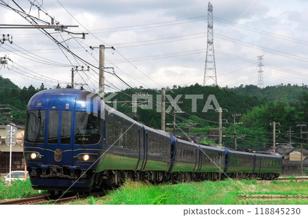 京都丹後鐵道的特快列車貫穿南丹的田園風光 118845230