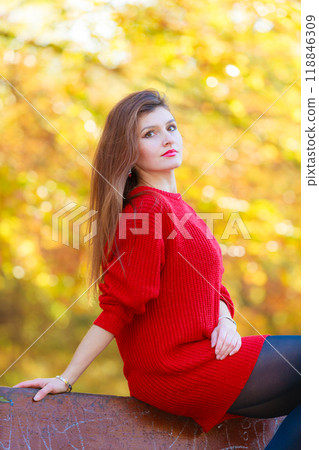 Beauty girl in autumnal time relax outdoors. 118846309