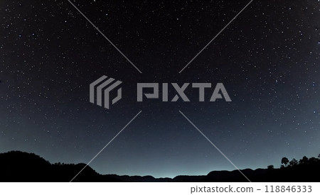 從地面看的夜晚星空 118846333