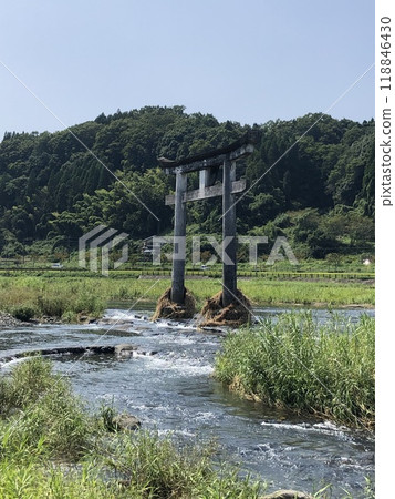 The path of the gods over the river 118846430