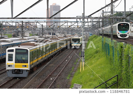 小田急8000系列車停在小手差車輛段並與30000系列車擦肩而過 118846781