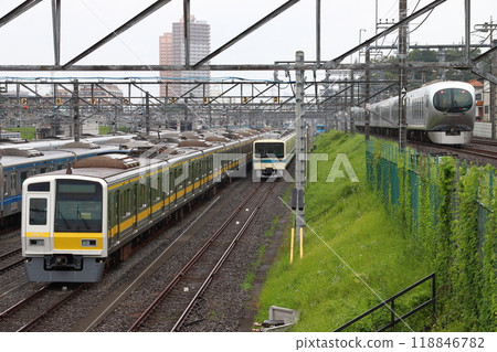 小田急8000號列車在小手差車站停靠，武藏特快列車經過。 118846782