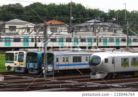 停在小手差車輛段的小田急8,000型列車（西武鐵道支援車/轉乘1號） 118846784