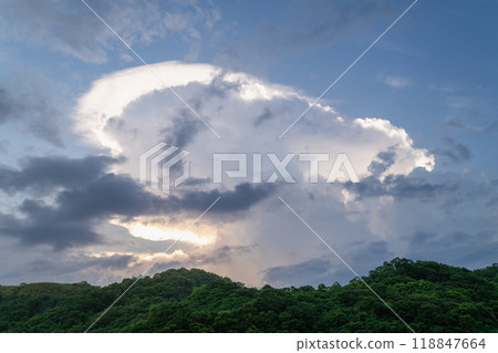 Serene Twilight Tide with an Alien Cloud Formation over Toucheng, Yilan. Serene Twilight Tide with an Alien Cloud Formation over Toucheng, Yilan. 118847664