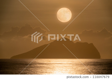 Moonrise over Turtle Island, Yilan, Taiwan. Moonrise over Turtle Island, Yilan, Taiwan. 118847679