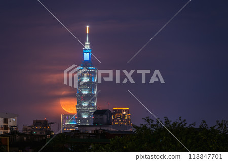 Lunar symphony over Taipei. 118847701