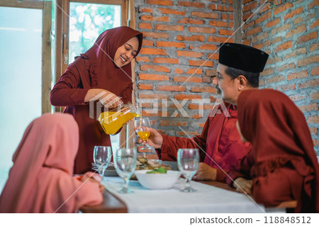 Family Gathering A Wonderful Celebration of Togetherness with Drinks and Laughter 118848512