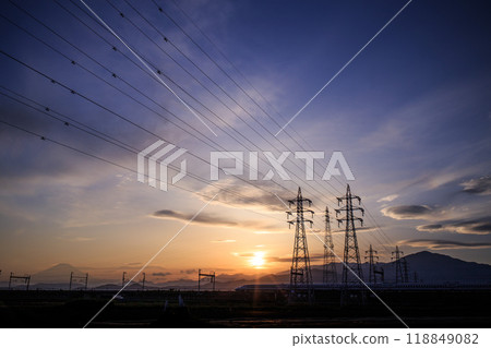 Suburban scenery at dusk. Steel tower, railway, mountains. (Hiratsuka City, Kanagawa Prefecture) Suburban scenery at dusk. Steel tower, railway, mountains. (Hiratsuka City, Kanagawa Prefecture) 118849082