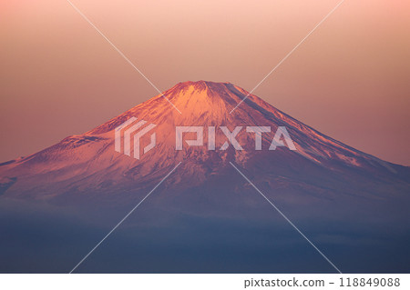元旦的富士山被朝陽染成紅色 元旦的富士山被朝陽染成紅色 118849088